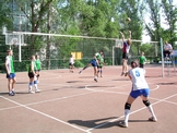 Занятия по волейболу на открытой площадке